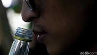 Minyak kayu putih di Wini masih memiliki aroma yang kuat serta sedikit hangat dan panas ketika dioleskan ke badan.