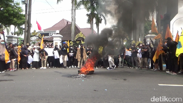Mahasiswa di Lumajang demo harga BBM naik