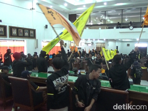 Demo Harga BBM Naik, Mahasiswa Lumajang Bakar Ban-Duduki DPRD