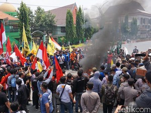 Demo Tolak Kenaikan BBM Macetkan Jalan Nasional Mojokerto