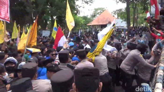 Mahasiswa di Tulungagung ricuh dengan polisi di DPRD setempat saat demo BBM naik