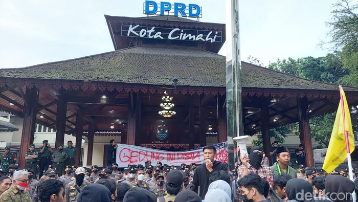 Mahasiswa menyegel Gedung DPRD Kota Cimahi.