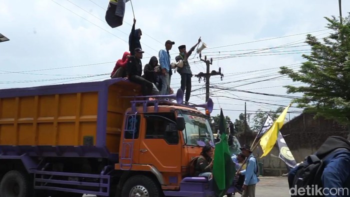 Mahasiswa pengunjuk rasa bajak truk di Purwakarta saat demo tolak kenaikan BBM