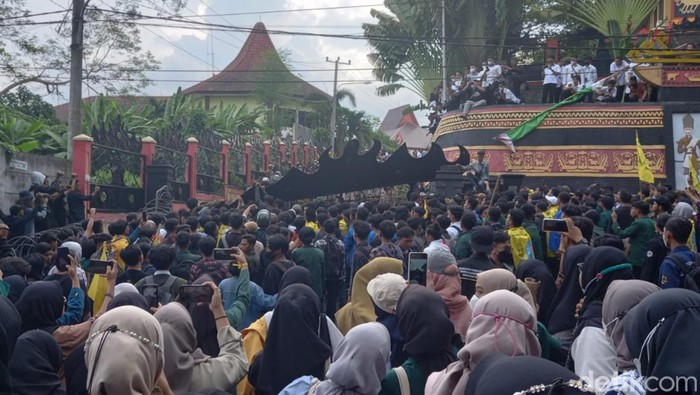 Mahasiswa saat merobohkan pagar DPRD Bandar Lampung (Tommy Saputra/detikSumut)