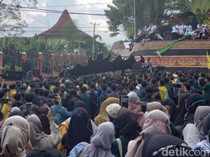 Tolak Harga BBM Naik, Mahasiswa Robohkan Pagar DPRD Bandar Lampung