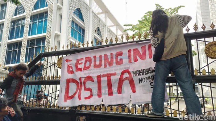 Mahasiswa saat sita gedung DPRD Sumut (Farid/detikSumut)