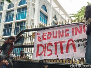 Tolak Kenaikan Harga BBM, Mahasiswa Sita Gedung DPRD Sumut