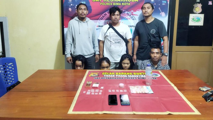 Petugas dari Sat Resnarkoba Polres Bima Kota ketika menggeledah kamar kos di Kelurahan Mande, Kota Bima.