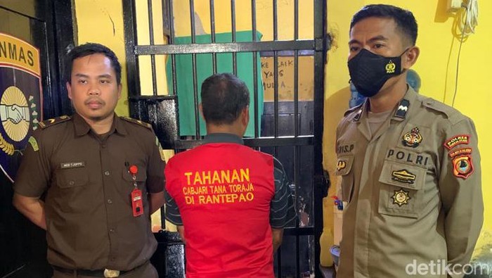 Mantan Kepala Desa di Toraja Utara, Ruben Riu Mallisa (54) tersangka kasus korupsi dana desa.