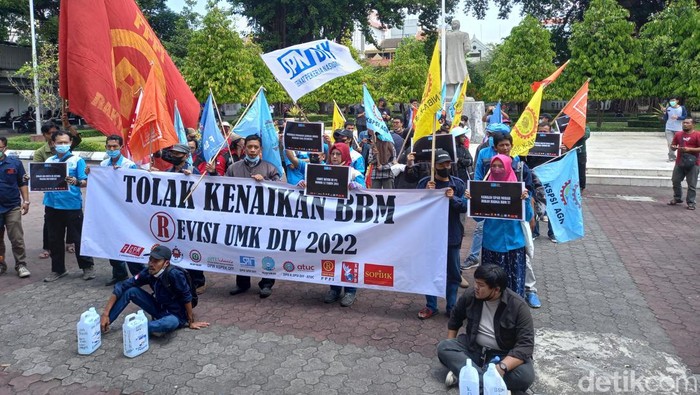 Massa buruh demo di gedung DPRD DIY, Jogja, Rabu (7/9/2022). Massa menuntut kenaikan upah buntut harga BBM naik.