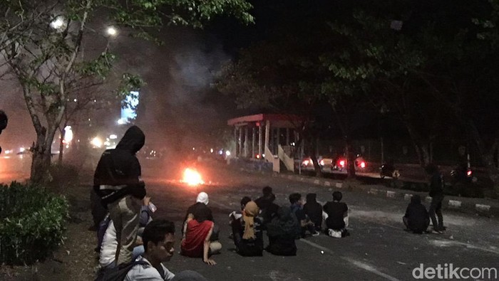 Massa demo BBM masih bertahan memblokade jalan.