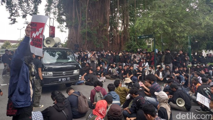 Massa demo tolak kenaikan harga BBM di depan Gedung DPRD DIY. Jalan Malioboro ditutup, Rabu (7/9/2022) sore.