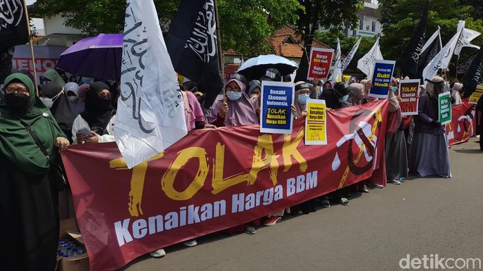 Massa gelar demo tolak harga BBM naik di Gedung DPRD Kota Bogor (Muchamad Sholihin/detikcom)