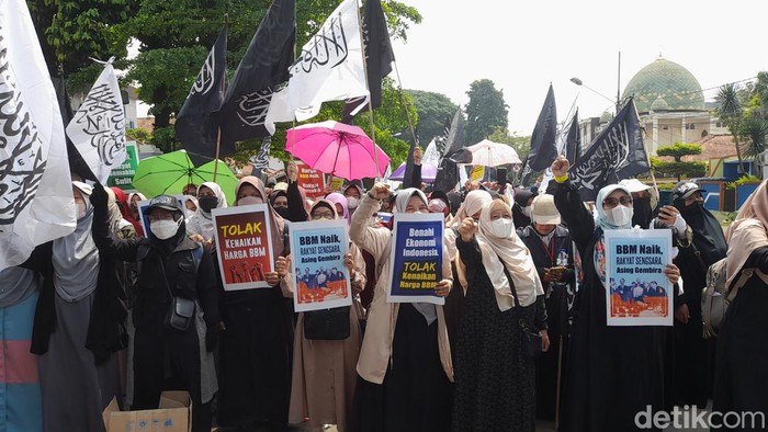 Massa gelar demo tolak harga BBM naik di Gedung DPRD Kota Bogor (Muchamad Sholihin/detikcom)