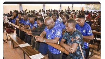 Fans Chelsea berdoa agar performa timnya membaik. Foto: Twitter