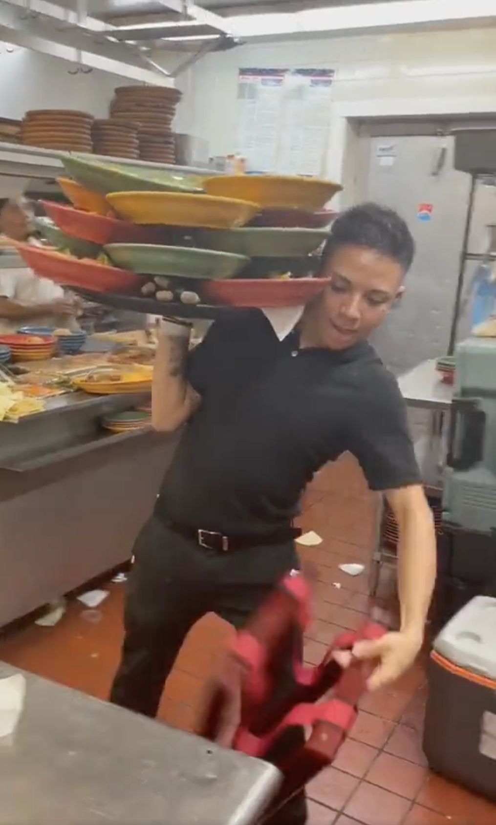 Mirip di Resto Padang, Pelayan Ini Bisa Bawa Banyak Piring Sekaligus.