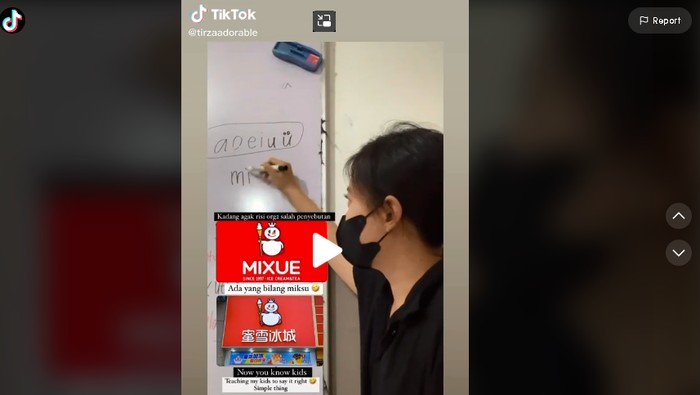 Guru Bahasa Mandarin Tirza Agnesia membagikan cara baca Mixue yang merupakan tempat jualan es krim terkenal. Yang pasti, bacanya bukan Miksu.