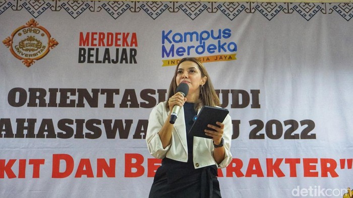 Najwa Shihab menjadi pembicara di USAHID, Jakarta, Rabu (7/9/2022). Acara OSMARU (Orientasi Studi Mahasiswa Baru) Universitas Sahid ini digelar secara offline pertama kali pasca pandemi.