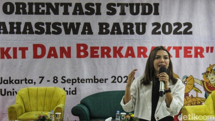 Najwa Shihab menjadi pembicara di USAHID, Jakarta, Rabu (7/9/2022). Acara OSMARU (Orientasi Studi Mahasiswa Baru) Universitas Sahid ini digelar secara offline pertama kali pasca pandemi.