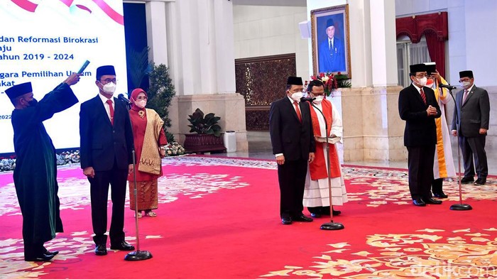 Presiden Joko Widodo (Jokowi) resmi melantik anggota DKPP periode 2022-2027 di Istana Negara, Jakarta, Rabu (7/9). Lima orang yang dilantik menjadi anggota DKPP adalah I Dewa Kade Wiarsa Raka Sandi, Ratna Dewi Pettalolo,  Muhammad Tio Aliansyah, Heddy Lugito, dan J Kristiadi.