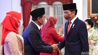 Jokowi memberikan selamat kepada anggota DKPP yang baru saja dilantik.