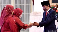 Satu per satu anggota DKPP mendapat ucapan selamat dari Jokowi.