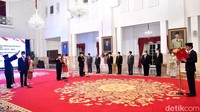 Jokowi memimpin pembacaan sumpah jabatan di Istana Negara, Jakarta.