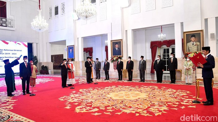 Momen Pelantikan Anggota DKPP 2022-2027 di Istana Negara Presiden Joko Widodo (Jokowi) resmi melantik anggota DKPP periode 2022-2027 di Istana Negara, Jakarta, Rabu (7/9). Lima orang yang dilantik menjadi anggota DKPP adalah I Dewa Kade Wiarsa Raka Sandi, Ratna Dewi Pettalolo, Muhammad Tio Aliansyah, Heddy Lugito, dan J Kristiadi.