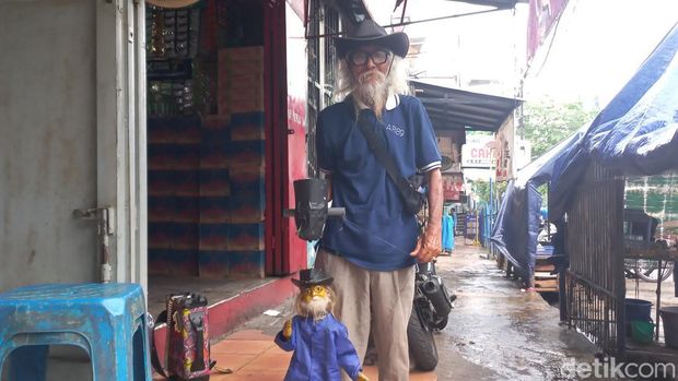 Muchtar dan boneka 'menari'.