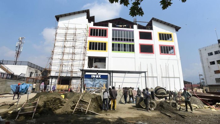 SRINAGAR, INDIA - SEPTEMBER 6: A view of the under construction 'INOX' multiplex comprising three cinema auditoriums with a capacity of 520 seats  on September 6, 2022 in Srinagar, India. Kashmir is all set to welcome its first multiplex cinema after three decades in September in Srinagar city. (Photo By Waseem Andrabi/Hindustan Times via Getty Images)