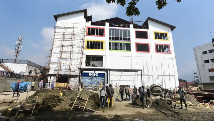 Multipleks Pertama Siap Dibuka di Kashmir Setelah Tiga Dekade SRINAGAR, INDIA - SEPTEMBER 6: A view of the under construction 'INOX' multiplex comprising three cinema auditoriums with a capacity of 520 seats on September 6, 2022 in Srinagar, India. Kashmir is all set to welcome its first multiplex cinema after three decades in September in Srinagar city. (Photo By Waseem Andrabi/Hindustan Times via Getty Images)