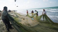 Para nelayan dihadapkan pada krisis ekonomi terburuk sejak kemerdekaannya tahun 1948 yang menghancurleburkan Sri Lanka. Kekurangan bahan bakar dan inflasi tak terkendali memaksa nelayan Sri Lanka berjuang untuk mendapatkan minyak tanah sebagai bahan bakar untuk melaut.