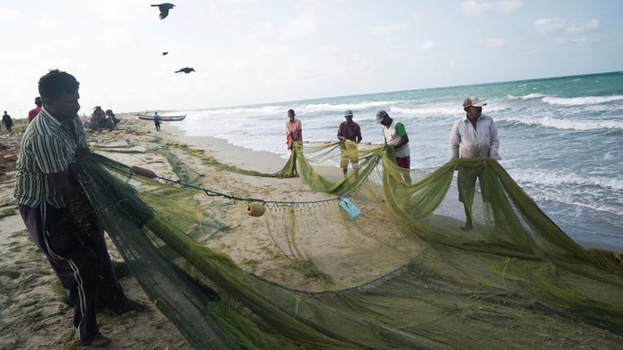 Nasib Malang Nelayan Sri Lanka, Krisis Ekonomi Bikin Tak Bisa Melaut dan Kelaparan A group of local fishermen head out to sea in their boat just off the shore of Mannar, Sri Lanka, August 17, 2022. REUTERS/Joseph Campbell