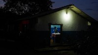 Minyak tanah sebelumnya dijual dengan harga subsidi 87 rupee (Rp 16 ribu) per liter, dan sekarang dijual dengan harga 340 rupee (Rp 63 ribu) per liter, sesuai tarif pemerintah. Di pasar gelap, dijual seharga 1.800 rupee (336 ribu) per liter.