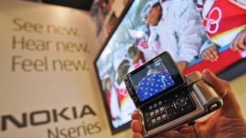 Tentu ponsel ini punya kelemahan, misalnya bobotnya yang mencapai 191 gram disebut terlalu berat. Foto: Getty Images