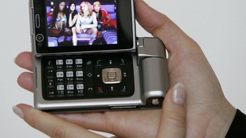 Nokia N92 juga dilengkapi dengan teknologi Digital Video Broadcast Handheld (DVB-H) yang pertama ada di ponsel sehingga ada fitur siaran televisi digital pada ponsel ini. Foto: Getty Images