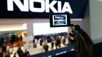Desain Nokia N92 memungkinkannya menjadi ala camcorder seperti ini. Foto: Getty Images