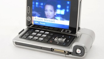 Nokia N92 diperkenalkan Nokia paa tahun 1992 ketika mereka masih di puncak masa jaya. Handset inii memakai sistem operasi Symbian OS v9.1. Foto: Getty Images