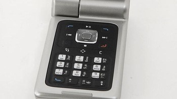 Layarnya yang berwarna termasuk yang terbesar di eranya, dengan ukuran 2,8 inch. Berbagai macam fiturnya pun mumpuni seperti kamera 2 megapixel dan koneksi 3G. Foto: Getty Images