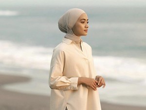 5 Tips Padu Padan Hijab Pashmina Simple ala Ayudia Bing Slamet