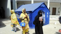 Tenaga kesehatan membawa vaksin untuk anak-anak di tenda penampungan pengungsi banjir Pakistan di Kota Hyderabad, Selasa (6/9/2022). 