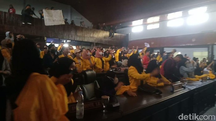 Mahasiswa Universitas Cokroaminoto Palopo, Sulawesi Selatan (Sulsel) merengsek masuk ke DPRD Kota Palopo.