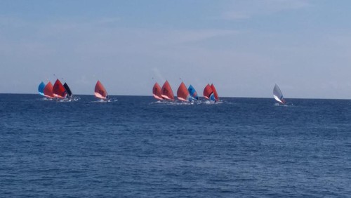 para peserta lomba jukung saat beradu cepat untuk mencapai garis finish