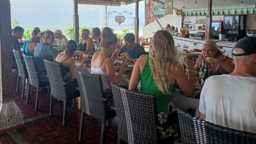 para wisatawan saat berada di salah satu restoran hotel yang ada di Kabupaten Karangasem