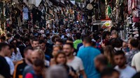 Pengunjung memenuhi di The Spice Bazaar, Distrik Eminonu, Istanbul, Turki, Selasa (6/9/2022).