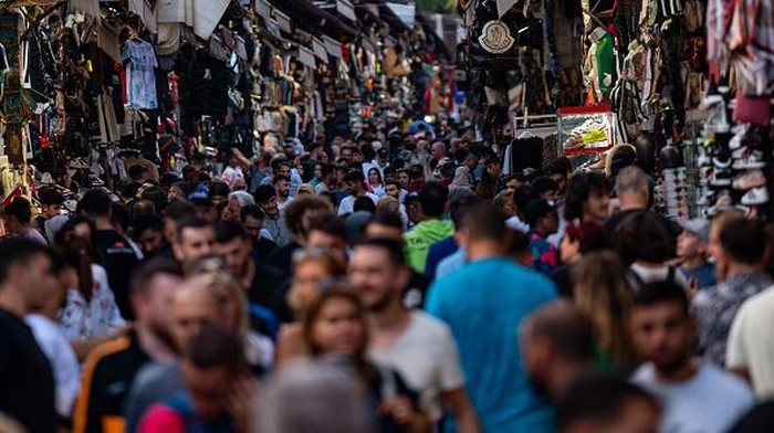 A customer holds Turkish lira banknotes outside a currency changer on a street in Istanbul on September 6, 2022, as Turkey's economy is suffering its biggest economic crisis in decades ahead of one of the toughest elections of President Recep Tayyip Erdogan's rule. - Turkey's official inflation rate barely changed on September 5,  in a sign that a year-long crisis that has seen prices soar by 80 percent may finally be starting to ease. The TUIK state statistics agency said that consumer prices rose by 80.2 percent in August from a year earlier. The crisis has seen the ruling party's approval ratings drop to historic lows heading into the next general election due by June 2023. (Photo by Yasin AKGUL / AFP) (Photo by YASIN AKGUL/AFP via Getty Images)