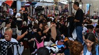 Begini keramaian di pasar tradisional di Istanbul Turki saat harga-harga naik. Meski inflasi diperkirakan tidak akan turun dalam beberapa bulan ke depan, bank menurunkan suku bunga utamanya sebesar 100 basis poin lagi bulan lalu menjadi 13 persen. Situasi ini memicu perlambatan ekonomi.  