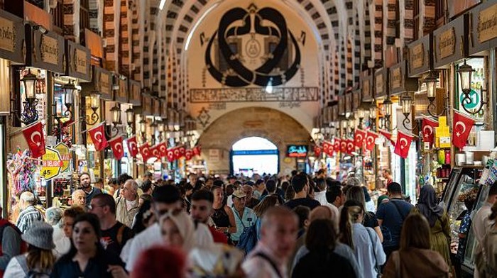 A customer holds Turkish lira banknotes outside a currency changer on a street in Istanbul on September 6, 2022, as Turkey's economy is suffering its biggest economic crisis in decades ahead of one of the toughest elections of President Recep Tayyip Erdogan's rule. - Turkey's official inflation rate barely changed on September 5,  in a sign that a year-long crisis that has seen prices soar by 80 percent may finally be starting to ease. The TUIK state statistics agency said that consumer prices rose by 80.2 percent in August from a year earlier. The crisis has seen the ruling party's approval ratings drop to historic lows heading into the next general election due by June 2023. (Photo by Yasin AKGUL / AFP) (Photo by YASIN AKGUL/AFP via Getty Images)