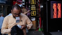 Penukaran uang juga ramai seperti ini. Dampak ekonomi dari invasi Rusia ke Ukraina juga telah memicu inflasi 2022, serta penurunan lira yang terus berlanjut.