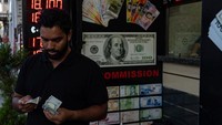 Pelanggan menghitung uang usai melakukan penukaran di money changer, di Istanbul, Selasa (6/9). Dilaporkan inflasi Turki pada Agustus 2022 kembali mengukir rekor baru sebesar 80,21%. Lonjakan inflasi tercatat yang tertinggi dalam 24 tahun terakhir.  